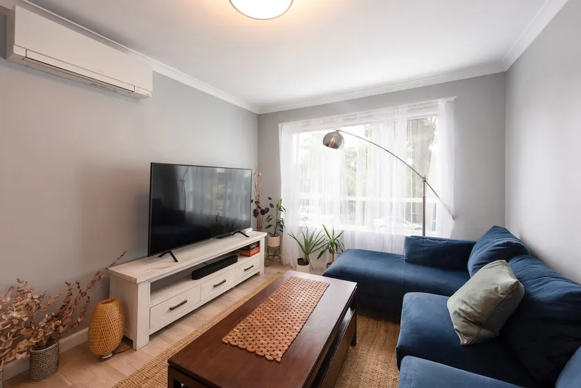Homely 1-bedroom Unit in Hawthorn With Parking! - Image 1