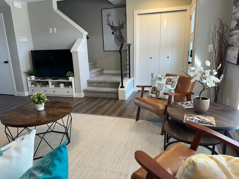 Cozy, Modern 3-Bedroom Townhome in Red Deer - Image 1