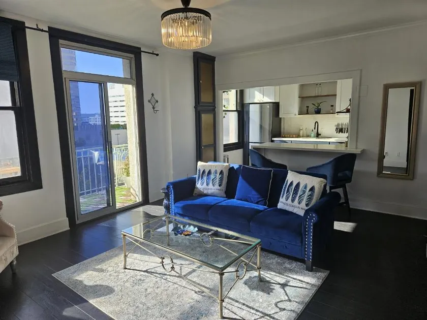 Luxe Suite, Ocean View Balcony + Free Parking - Image 1