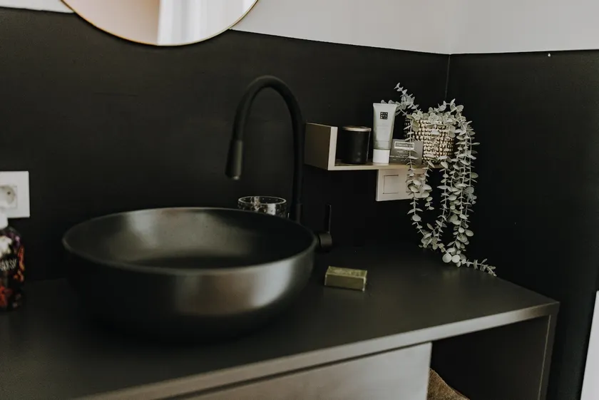 B&B (Bed & Beauty) MAVIE & Whirlpool - Image 1