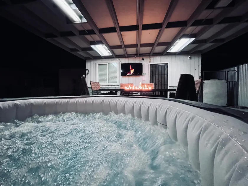 Luxury Home w/Private Jacuzzi & Firepit - Image 1