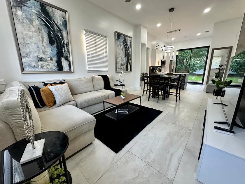 Radiant centrally located house - Image 1