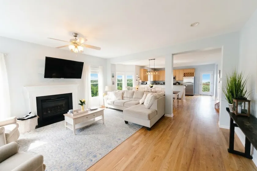 Sleeps 14 on Beds (4 King/6 Twin) by Downtown/UVA - Image 1