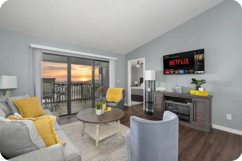 Sunset Lakeview 2BR Condo Stunning Views - Image 1