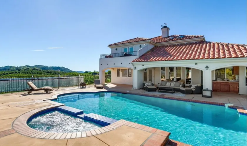 Mediterranean Estate in De Luz - Image 1