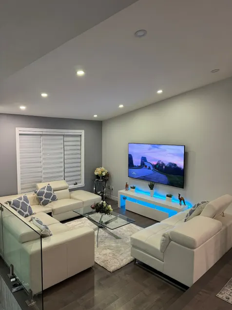 Entire place: Laval, Canada. 2-bedroom family home - Image 1