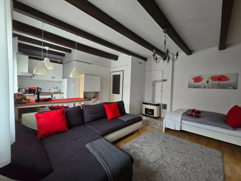 Cozy Nest Hideaway with AC near Grand Boulevard - Image 1
