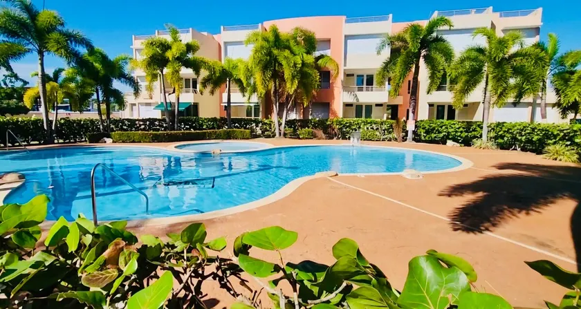 Stunning penthouse condo 5 minutes from beach - Image 1