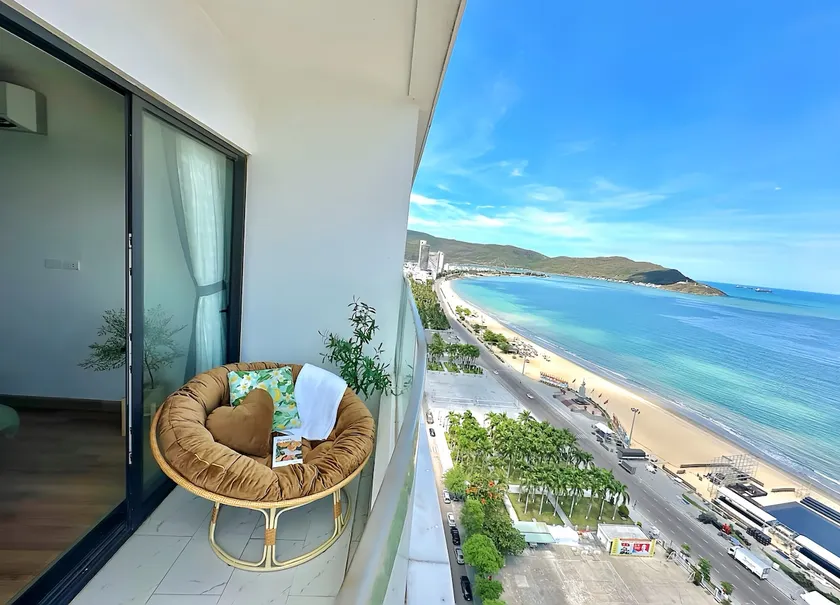 Amazing seaview 1BR, High balcony, downtown by TYE - Image 1