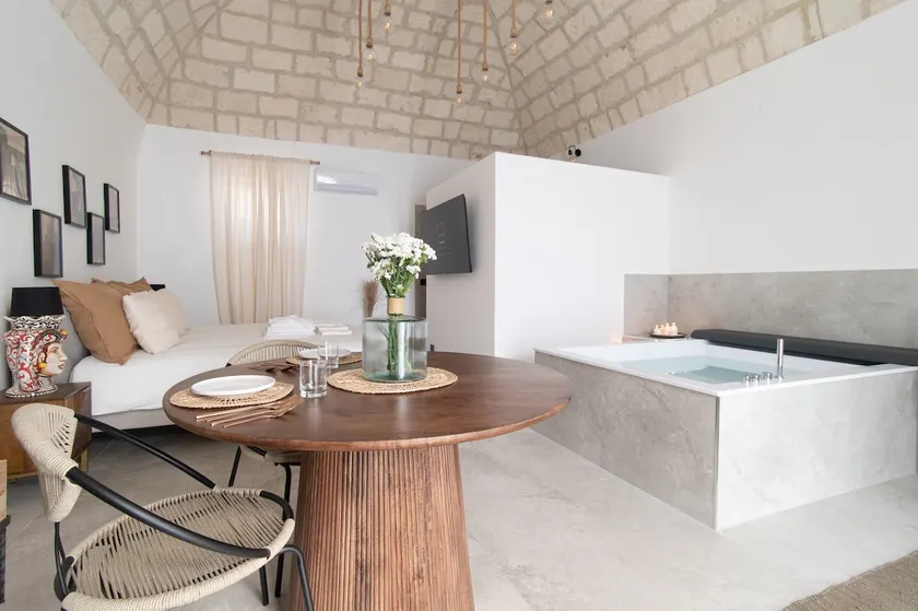 Suite with hot tub - Image 1