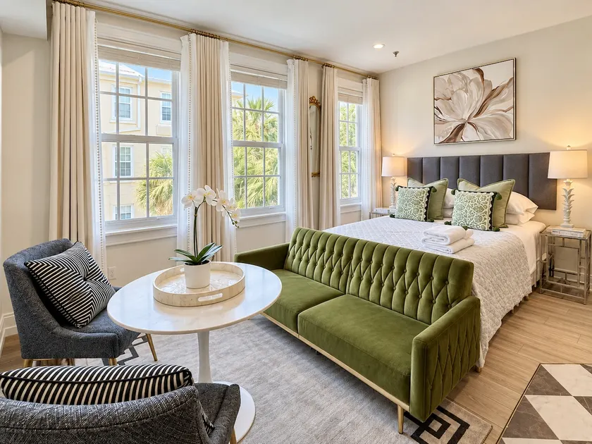 The Green Room - Private Parking Spot, Pool View - Image 1