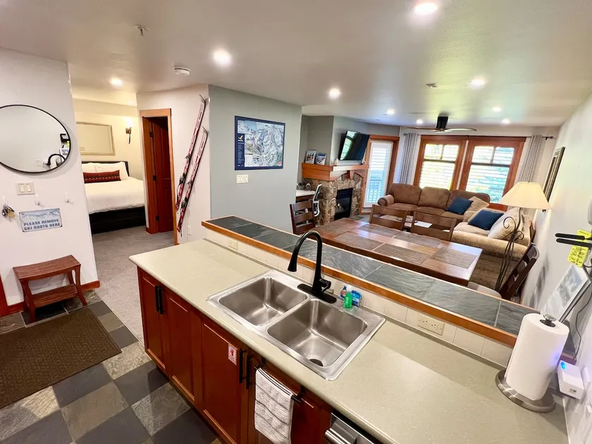 SKI-SLOPE VIEW, 3rd Flr, 1 Bed + Den! Heated Pool! - Image 1