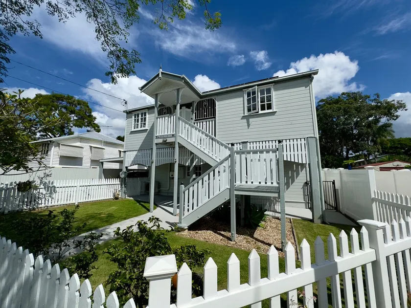Bay Breeze Manor: Grand 5BR Queenslander Haven - Image 1