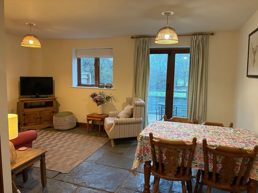 Thistle Cottage, 7 Folly Cottages, Napton - Image 1