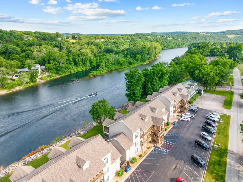 On Lake Time Taneycomo - Amazing Views - Image 1