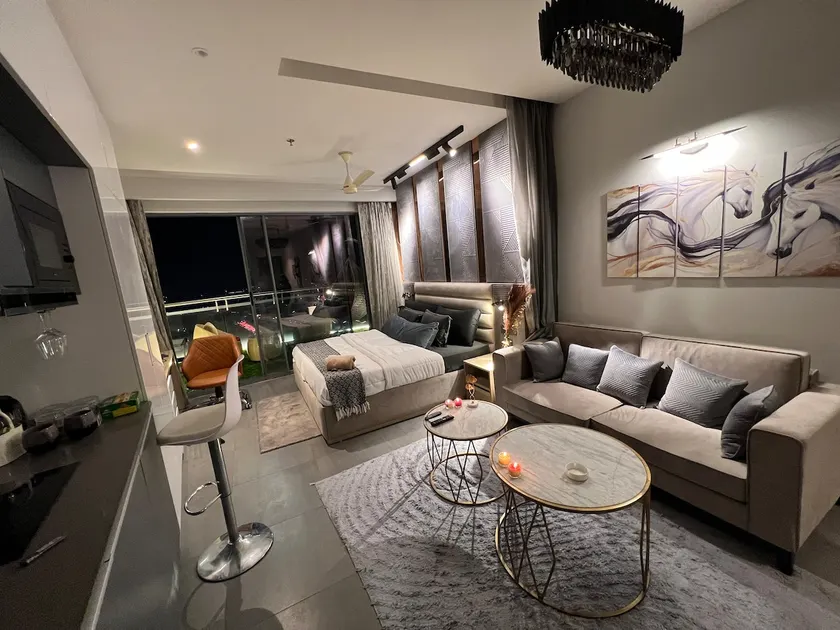 Shades of Grey | 41st Floor River View Luxury Apt - Image 1