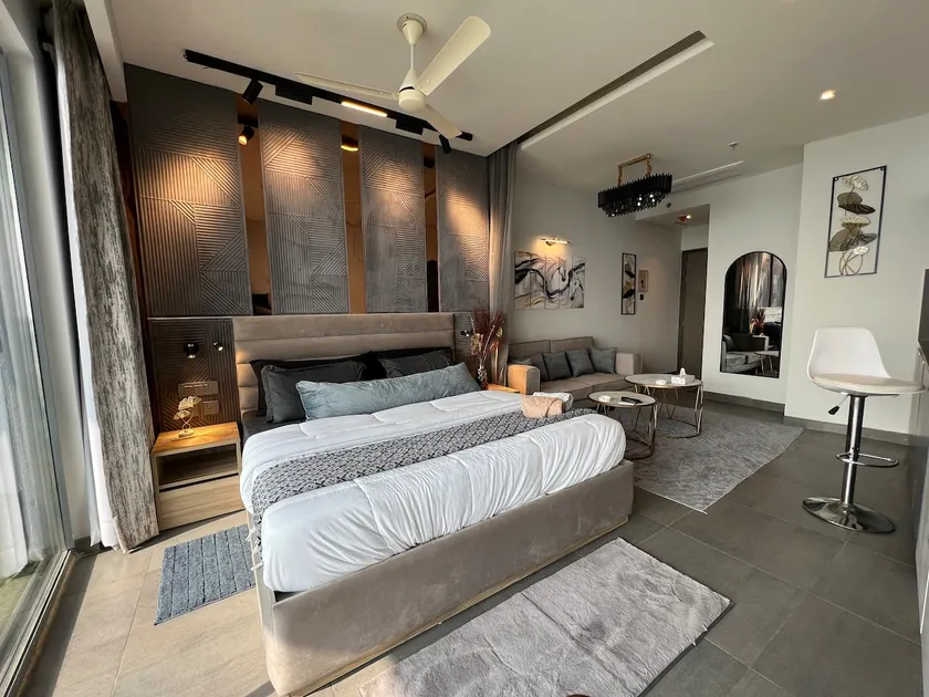 Shades of Grey | 41st Floor River View Luxury Apt - Image 1