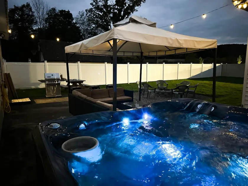 Hot Tub, In Town, Fenced In Yard! - Image 1