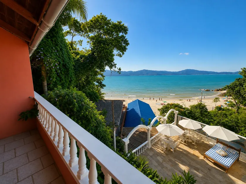 Villa's Lookout | Beachfront Cabin with King Bed - Image 1