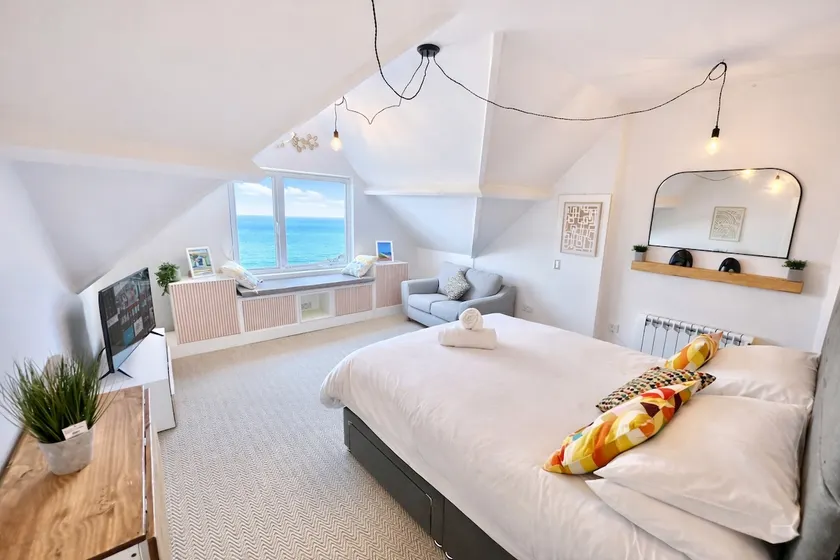 Pier View Retreat - 5 Mins Walk to Beach - Sea Views With Parking - Image 1