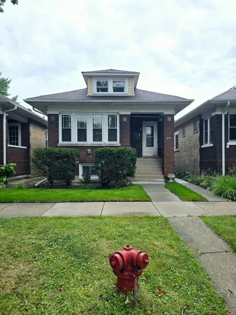 Entire bungalow in Chicago - Image 1