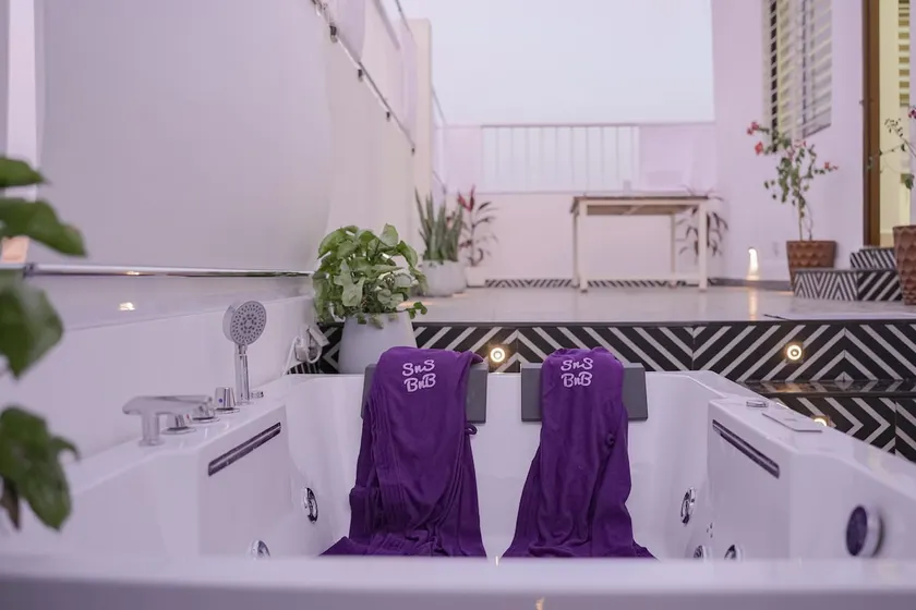 SaanS …by SnS Group of Luxury Home Stay - Image 1