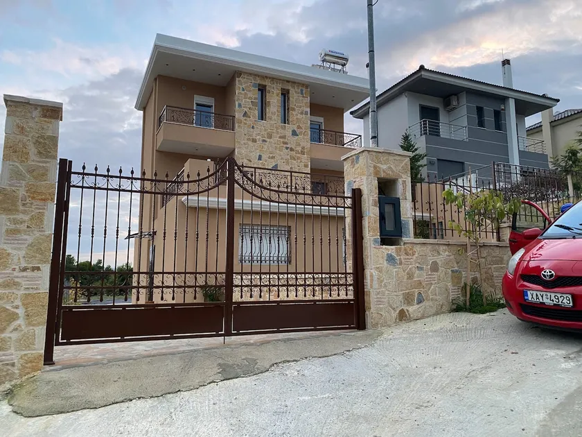 House overlooking the sea - Image 1
