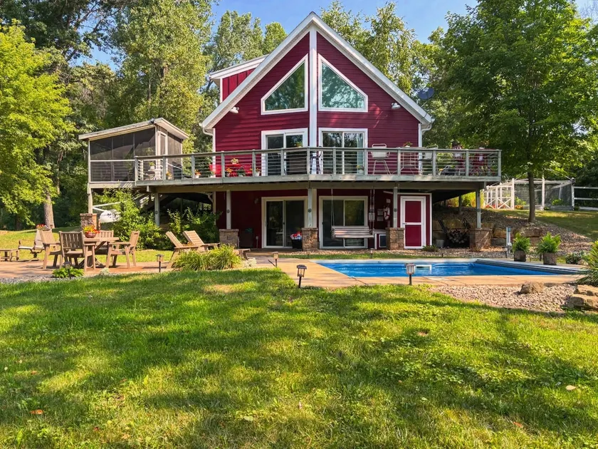 Woods Inn and Farmhouse - Image 1