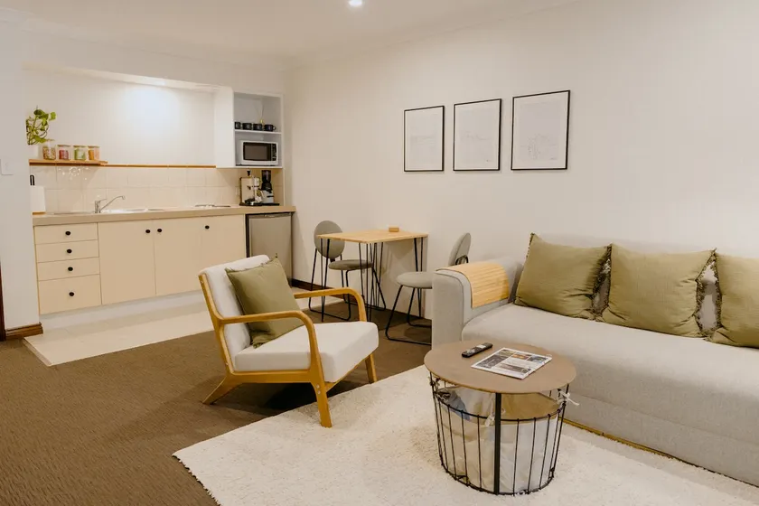 Comfy 1-bed apt near Town Center - Image 1