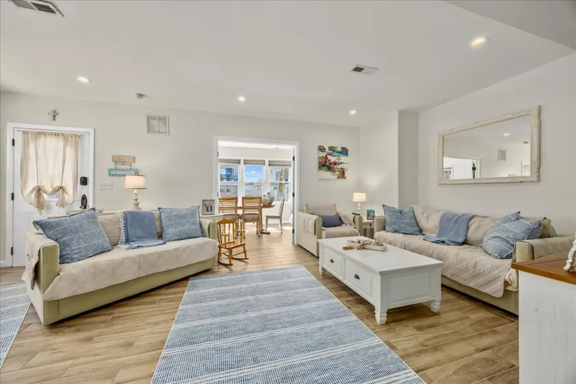 Modern 3BR 2 blocks to beach -Central AC & Parking - Image 1