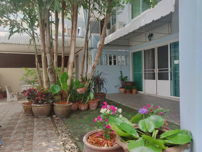 Spacious and quiet 5 bright rooms with swimming pool. Single-family house. Book 3 nights or more for a free 12-seater pick up - Image 1