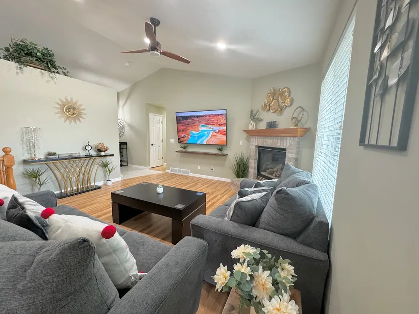 Spacious Getaway Home in The Valley - Top Unit - Image 1