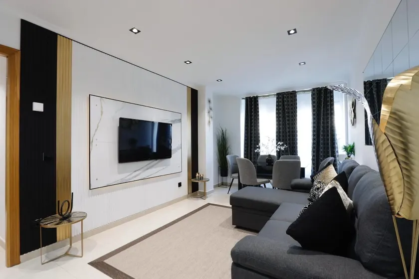 Exclusive Central Apartment with parking - Image 1