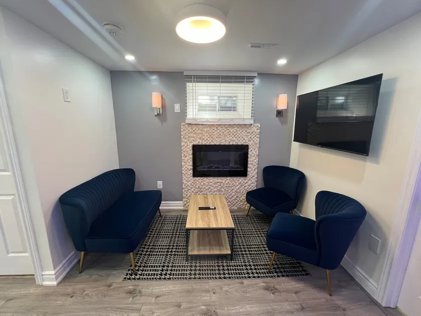 Cozy 2BR Suite•Traveler‑Friendly•Near 401/Airport! - Image 1