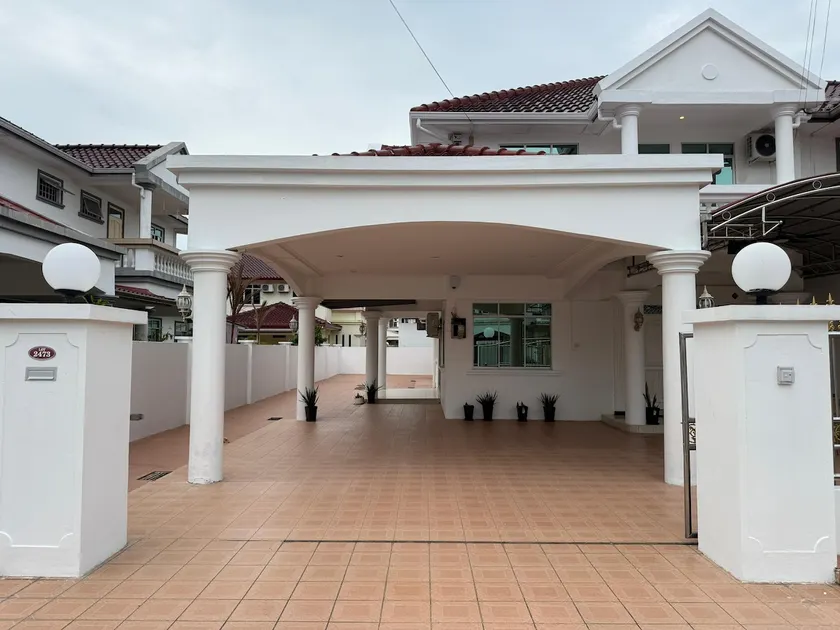 Spacious Family Home w/ Parking - Image 1