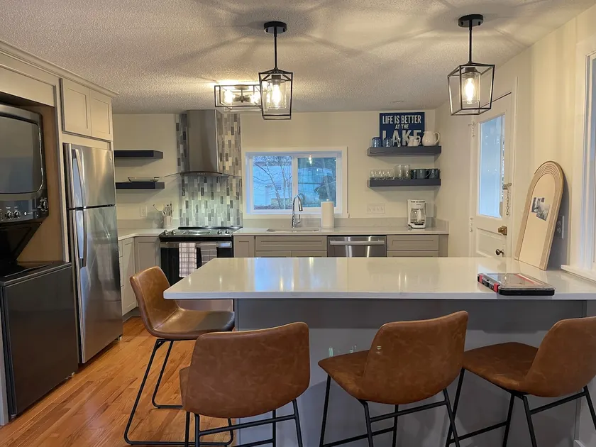 Edgewood Lake Cottage with Beach access and Hottub - Image 1