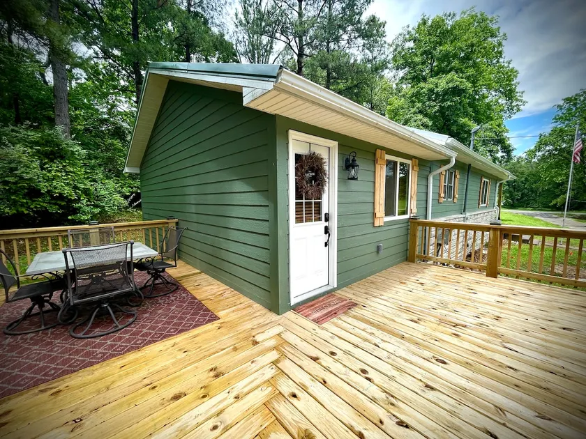 “Private Pinecone Cabin”, near I-57 & LOE! - Image 1
