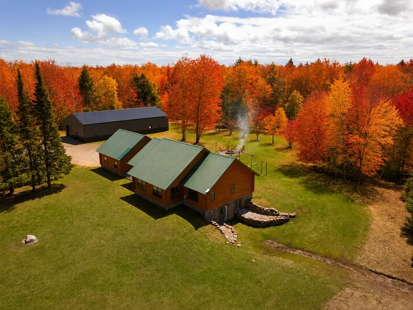 Cedar Pine Lodge and Trails End Barn - Image 1