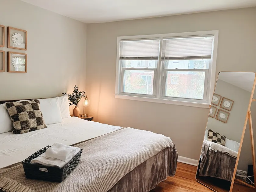 Modern townhouse 2 Bedrooms, King Bed, parking - Image 1