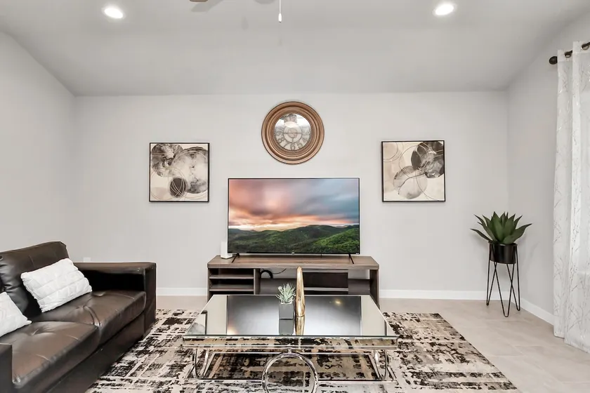 Rammies Exquisite 4 Bedroom in Katy - Image 1