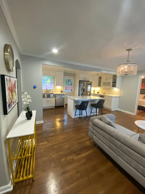6bedroom House of Vibes w/ Backyard Oasis - Image 1