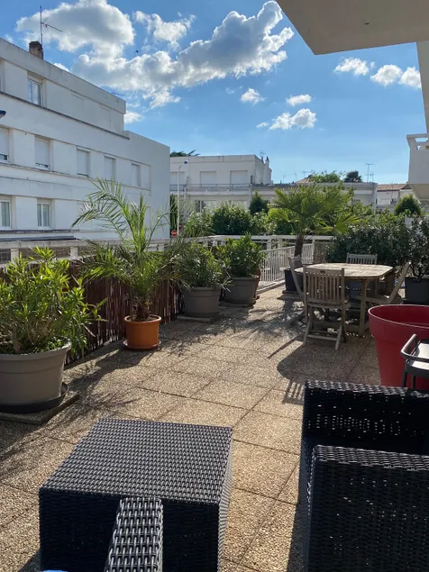 Apartment with terrace - Image 1