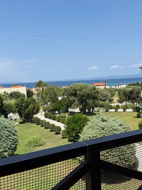 Chloe’s Paradise – Sea View | Private Parking - Image 1