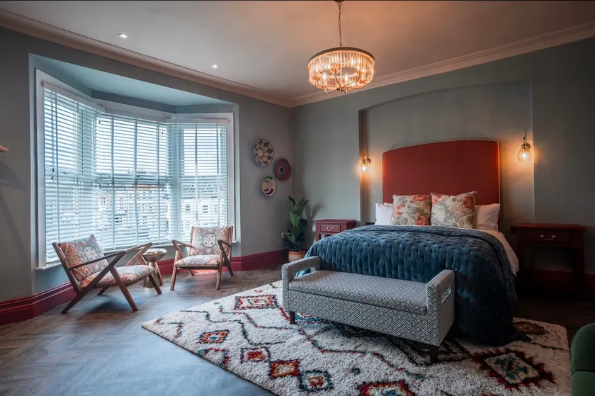 Luxury 5BR T/H Close to City-5 mins walk to Beach - Image 1