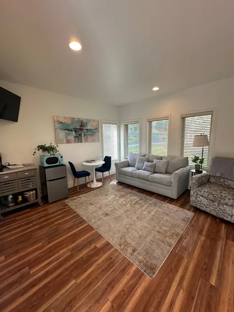 Cozy West Side Bend Townhouse, Lower Unit - Image 1