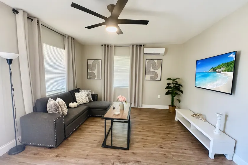 Beach Retreat: Modern 1-Bedroom • Pet Friendly - Image 1