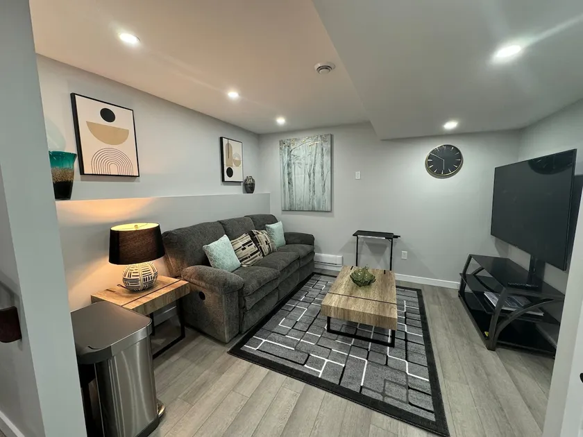 Modern &Homely Legal Suite with Driveway Parking - Image 1