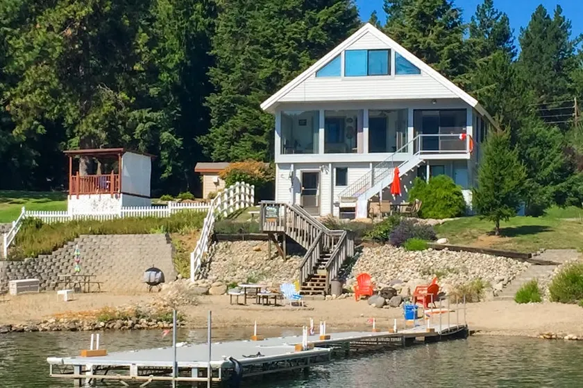 4BR lakefront hideaway with games, & grill - Image 1