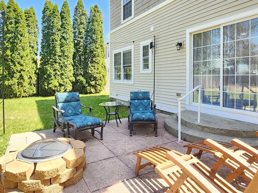 House Near Yale, Fire Pit & Garage, Group Family - Image 1