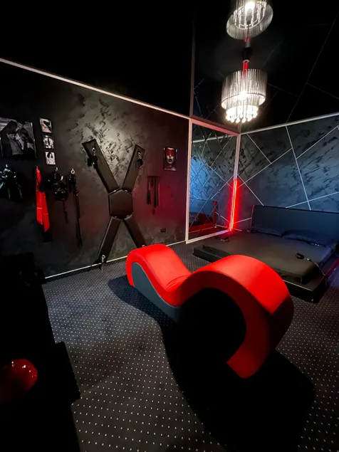 Adult only studio - Image 1